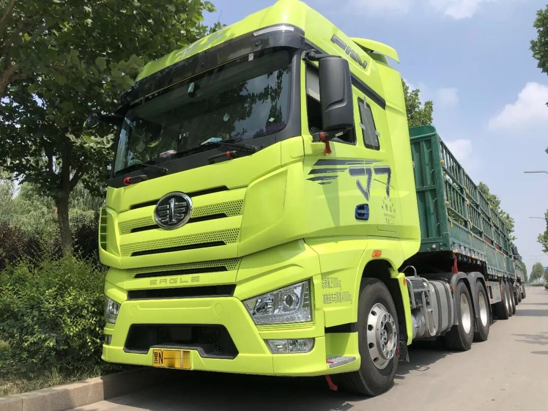 百公里油耗32L ！550马力解放J7牵引车为何如此省油？