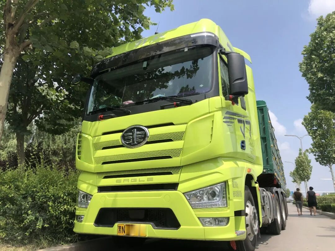 百公里油耗32L ！550马力解放J7牵引车为何如此省油？