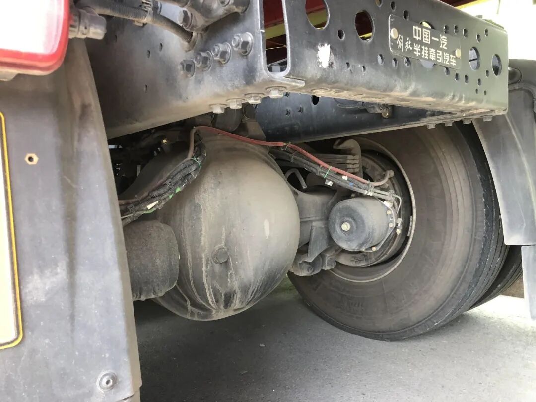 百公里油耗32L ！550马力解放J7牵引车为何如此省油？