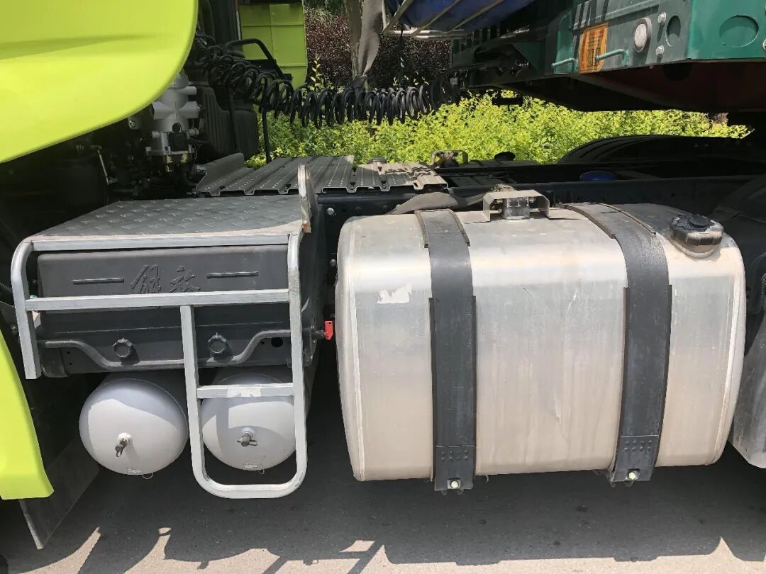 百公里油耗32L ！550马力解放J7牵引车为何如此省油？