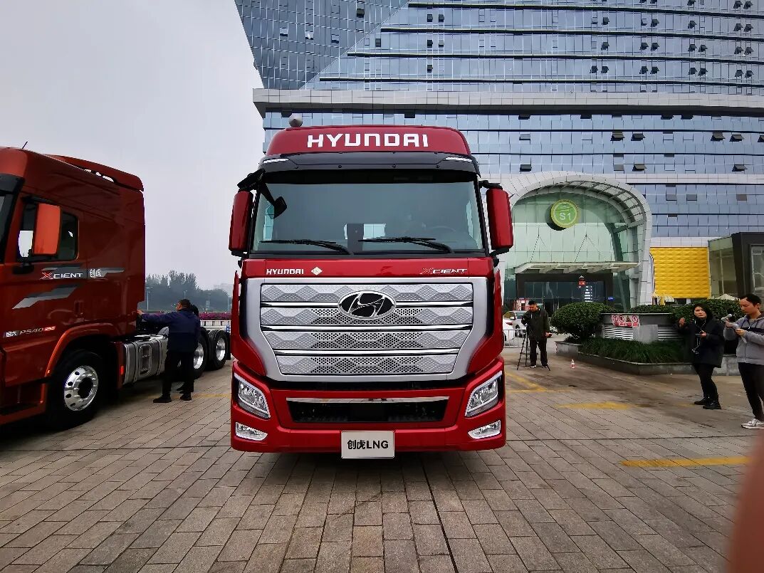 现代创虎全新一代LNG重卡牵引车面世，它都有啥亮点？