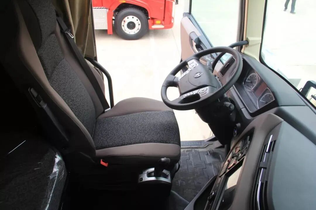 大运重卡旗舰车型V9到底有多高端？标配平地板、车载冰箱还有平板电视