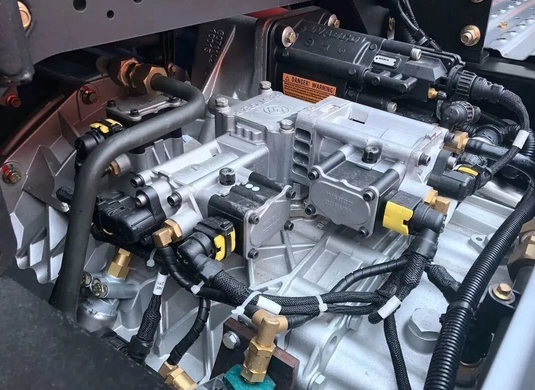 大运重卡旗舰车型V9到底有多高端？标配平地板、车载冰箱还有平板电视