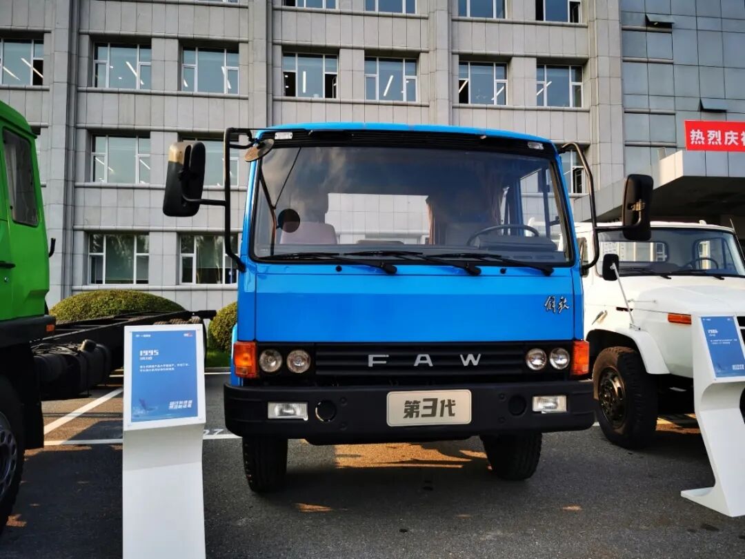 解放1-7代重卡都见过 没有驾驶室和方向盘的重卡见过吗？造型太科幻了（附高清大图）