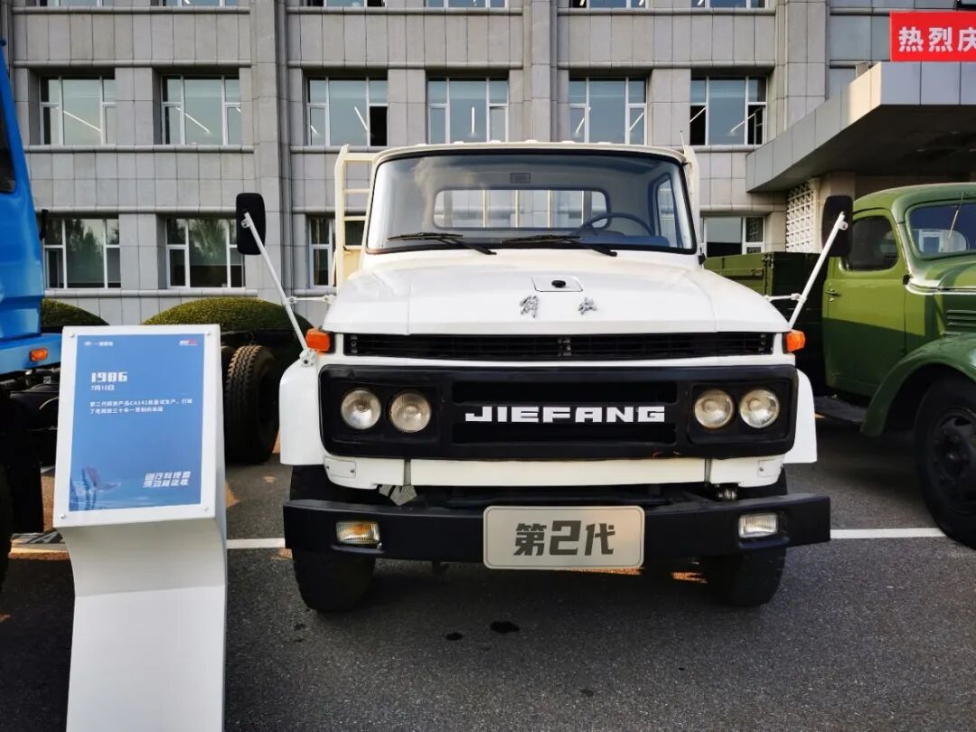 解放1-7代重卡都见过 没有驾驶室和方向盘的重卡见过吗？造型太科幻了（附高清大图）