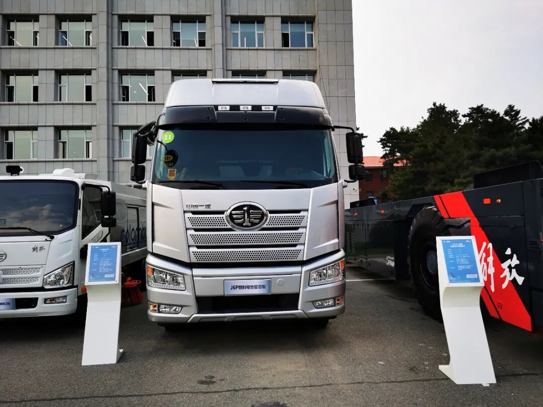 解放1-7代重卡都见过 没有驾驶室和方向盘的重卡见过吗？造型太科幻了（附高清大图）