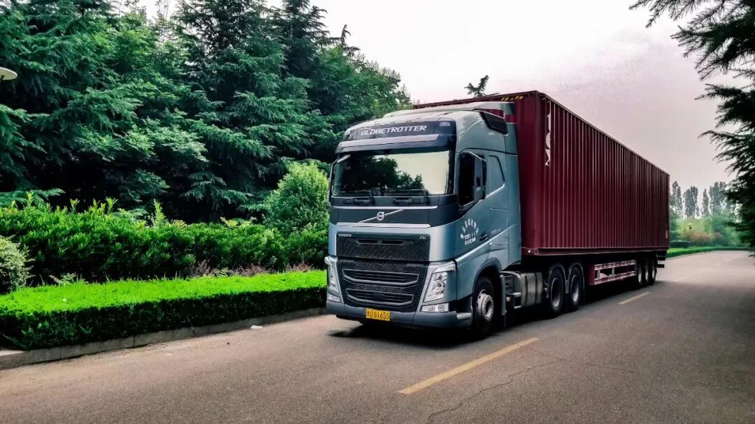 斯堪尼亚 沃尔沃 奔驰3款500马力牵引车对比 卡友说看完洗洗睡吧 反正买不起