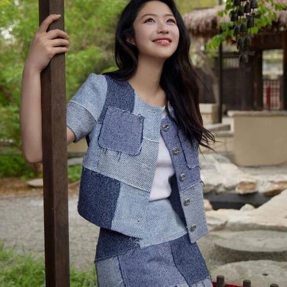 向涵之的气质真是出挑!一身牛仔连衣裙+豹纹平底鞋,时髦又高级