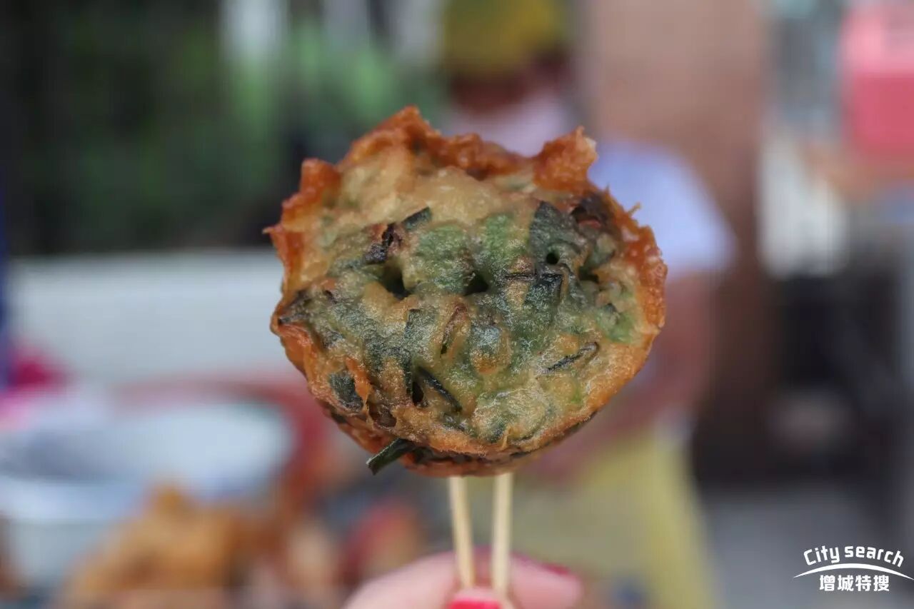 各种小吃 年轻的妈妈站在一边微笑不语 有人要约小编一起去吃炸虾堆吗