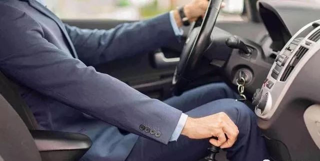 開車時別忘了將它關掉,一半油被“偷”走,車主:后悔沒早知道!