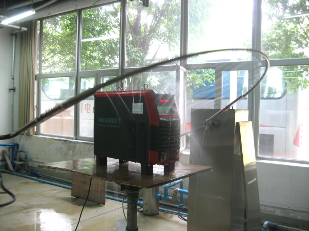 麦格米特电焊机60°防水淋雨测试