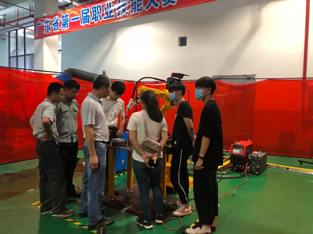 麦格米特焊接工艺工程师对选手们进行赛前培训