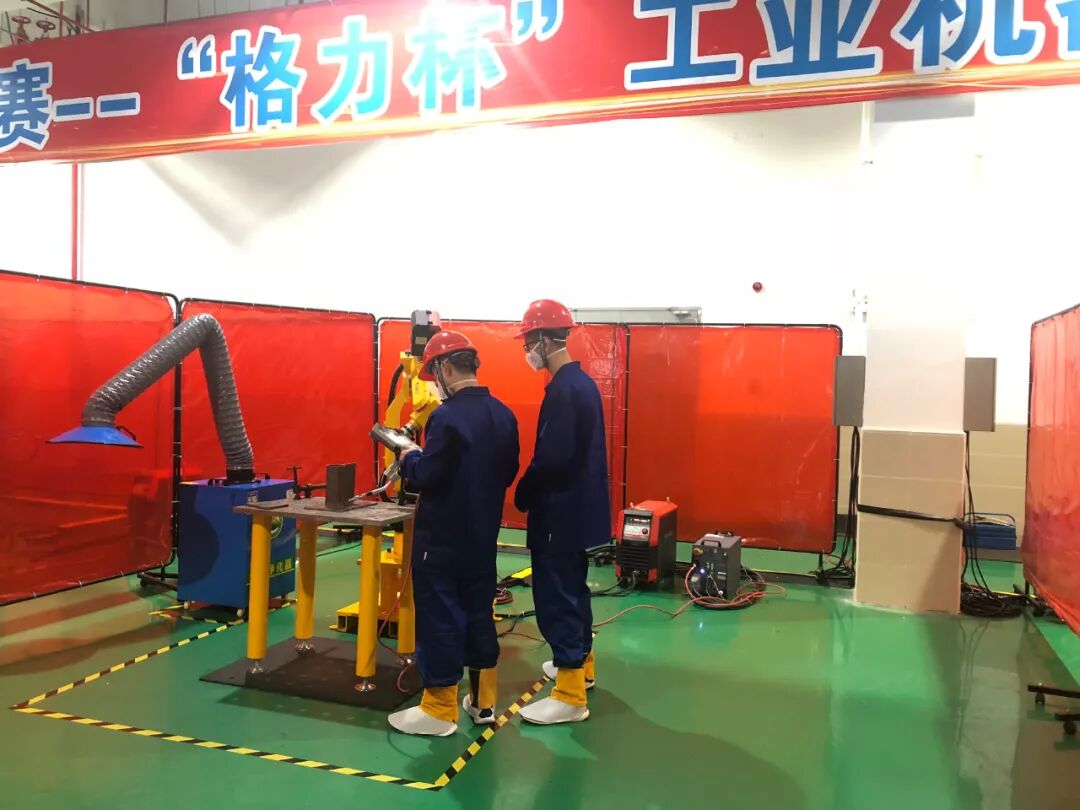 参赛者正在调试麦格米特焊机的焊接参数