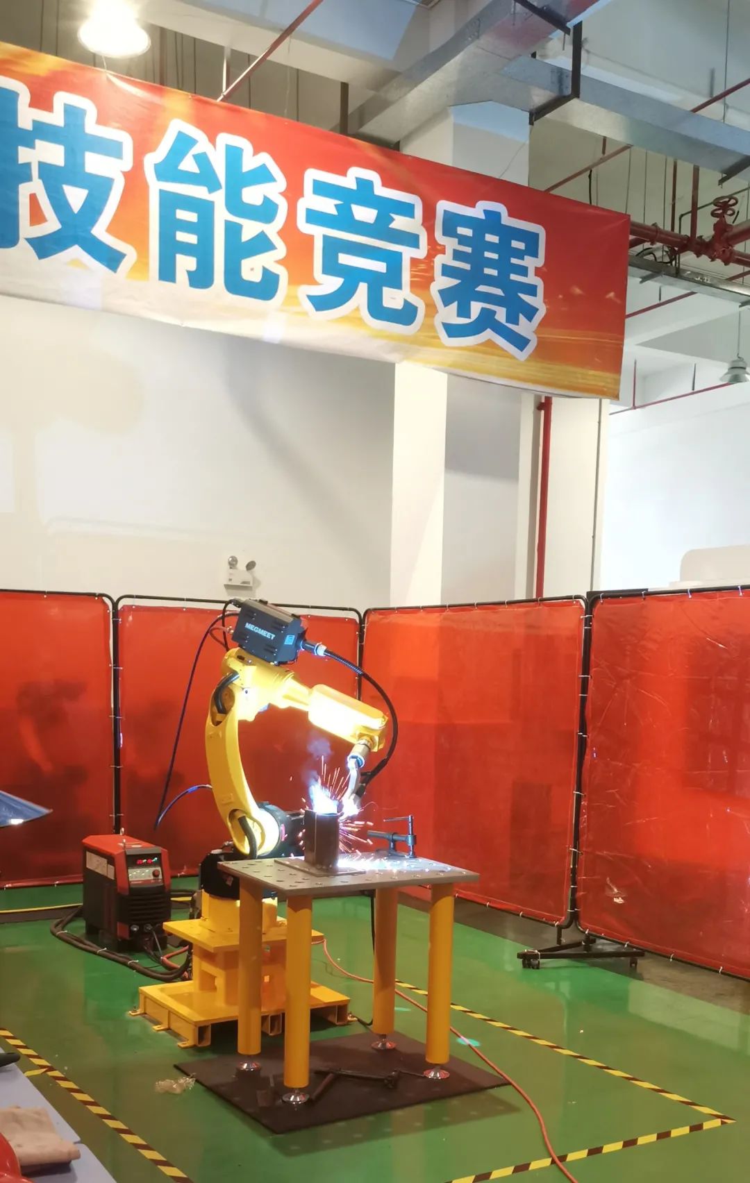 参赛者使用麦格米特焊机对考试工件进行焊接