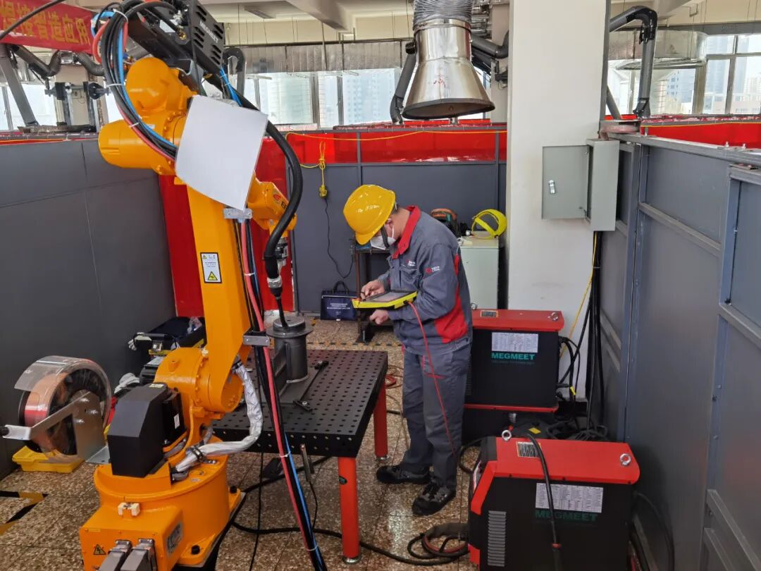 “全国智能焊接机器人操作工竞赛选手调试” -麦格米特焊机