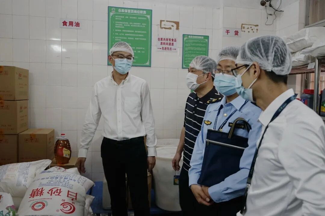 顺德区副区长赵士韧一行莅临容山中学开展食品安全督导检查工作