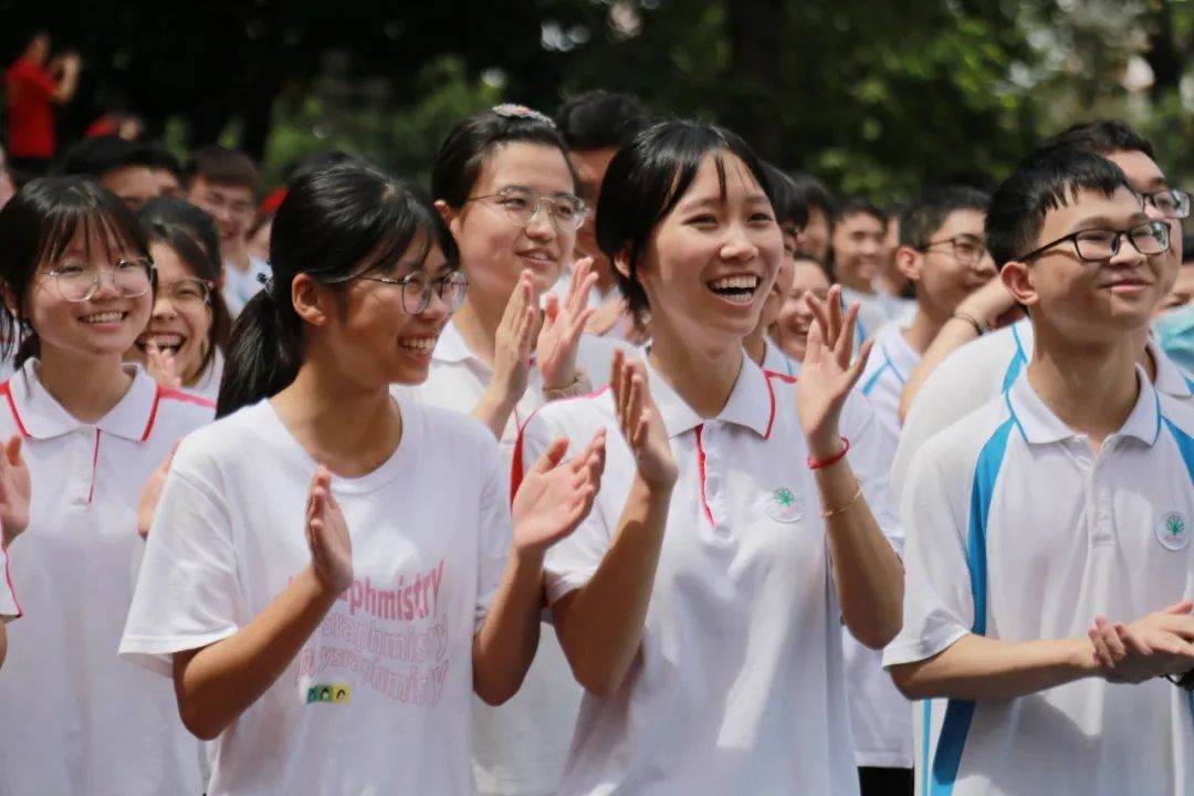 容山中学校服图片