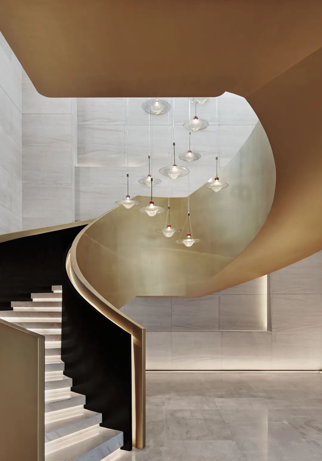 楼梯处于售楼处中轴线末端处,起到承上启下的作用.