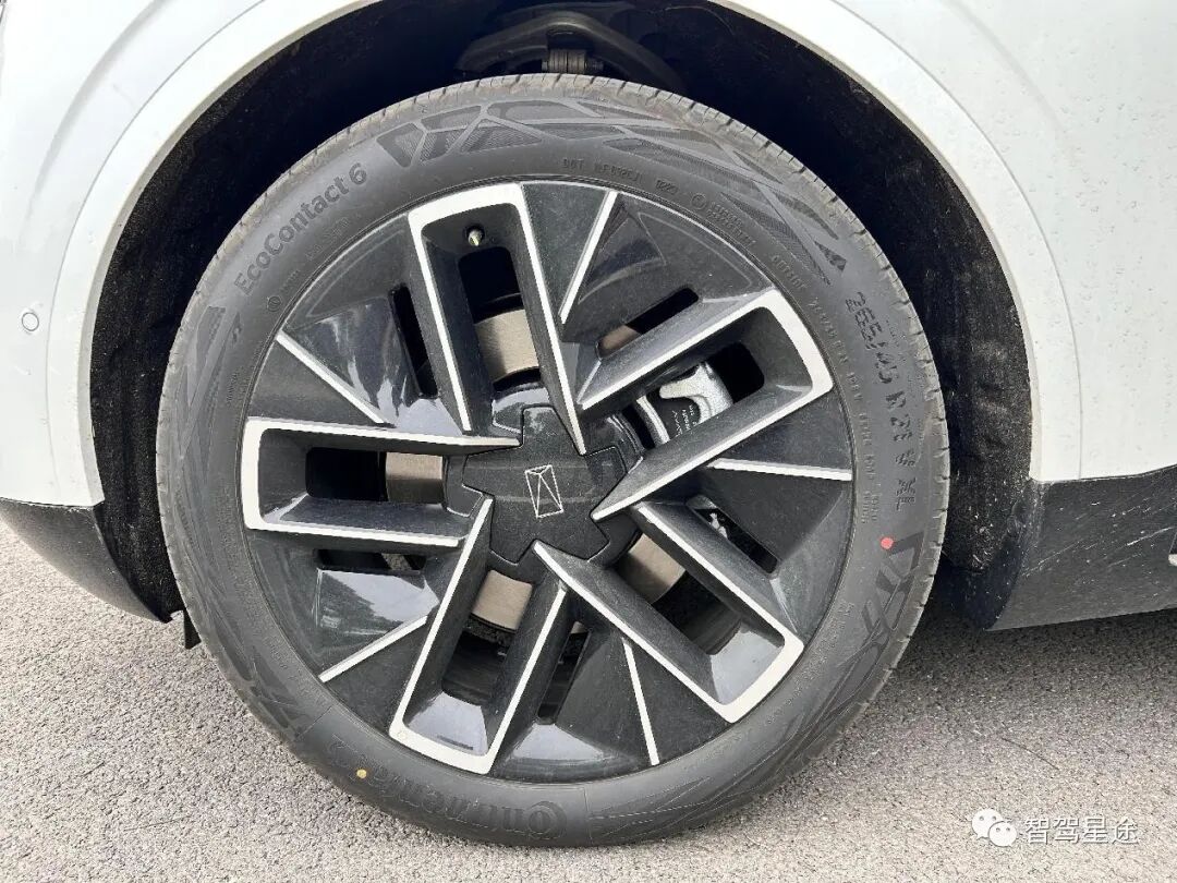 特别是22英寸大轮毂的出现,真的是野性十足.