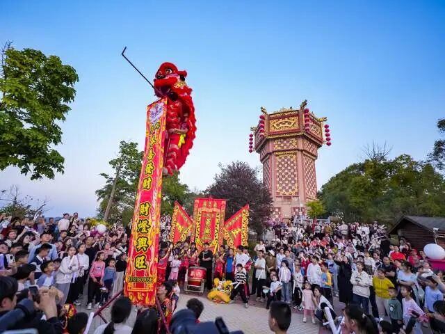 醒狮送福，喝彩连连。