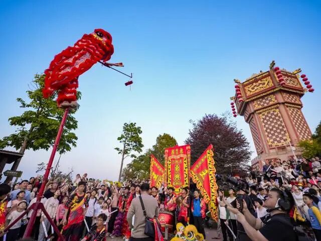 醒狮花灯，相映成趣。