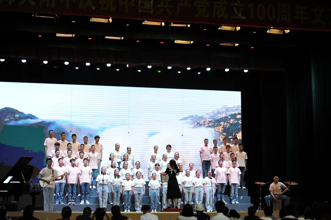 那段时光校歌高一6班2021年4月12日下午,高一年级全体同学走上合唱