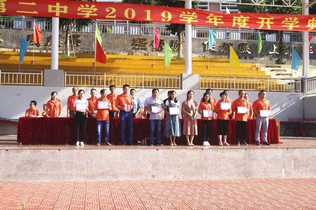 县教育局长钟春鹏在仪式上做讲话,对二中今年高考取