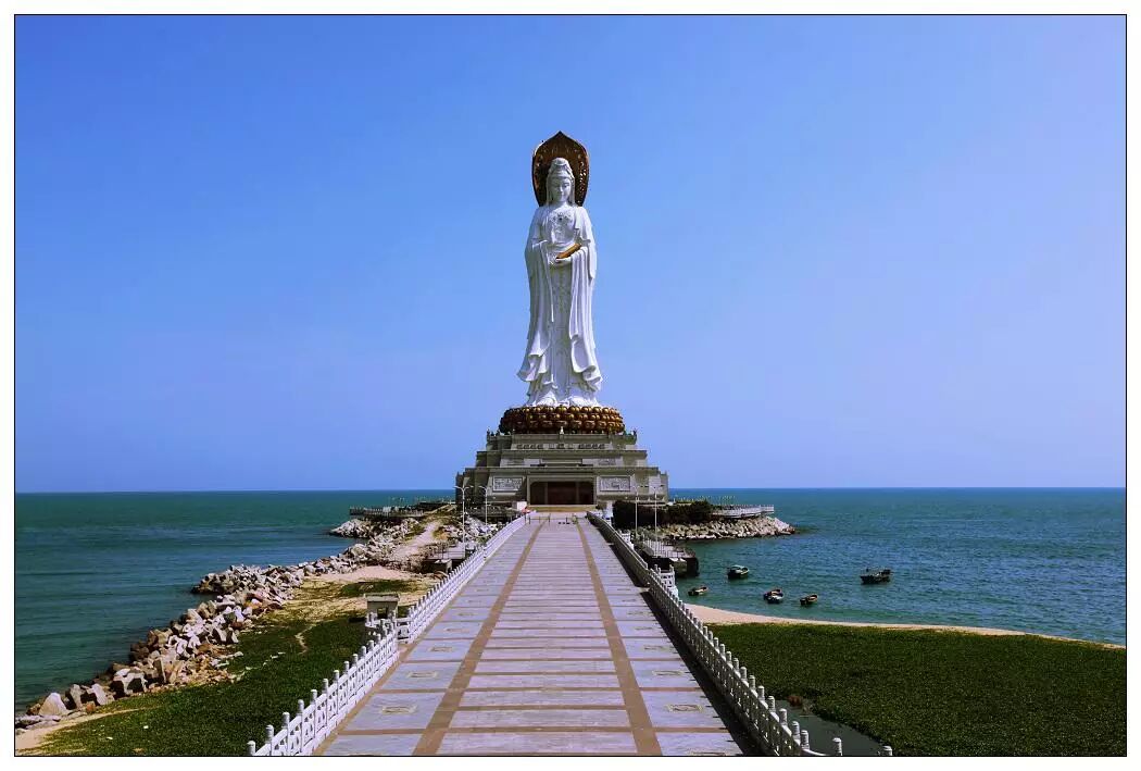 南山寺,每日有不少从全国各地过来的信徒朝拜,除了大名鼎鼎的海上观音