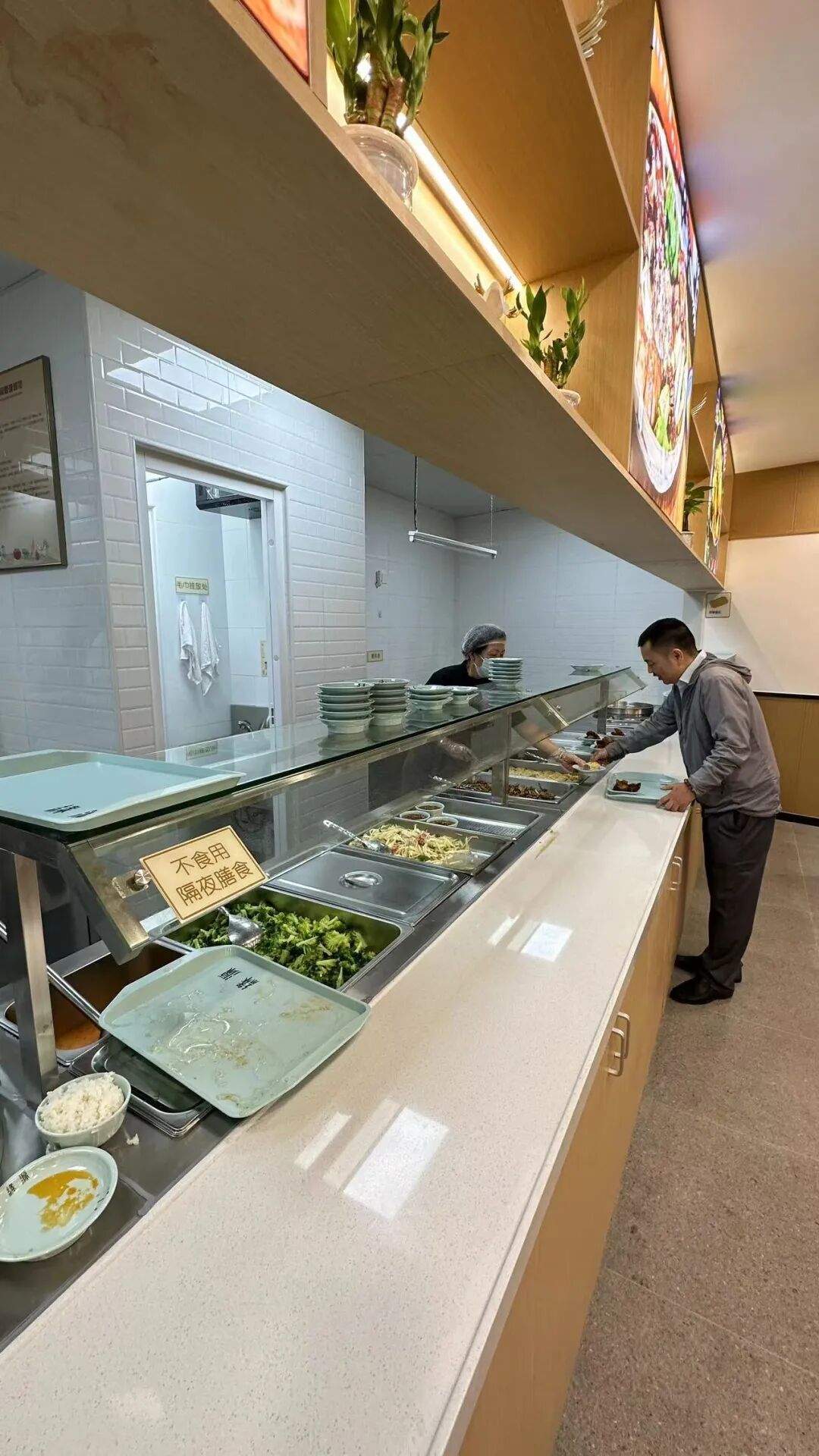 闵行首家无烟社区食堂建成开放,本月底可供一日三餐