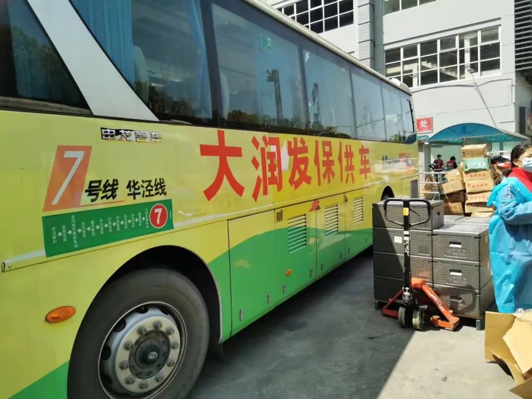 9万份大润发物资大礼包送达华漕还有蔬菜包坐班车抵达居民家