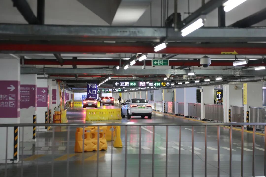 此前,虹桥火车站p9,p10停车场由于扩容改造占据一部分停车区域等原因
