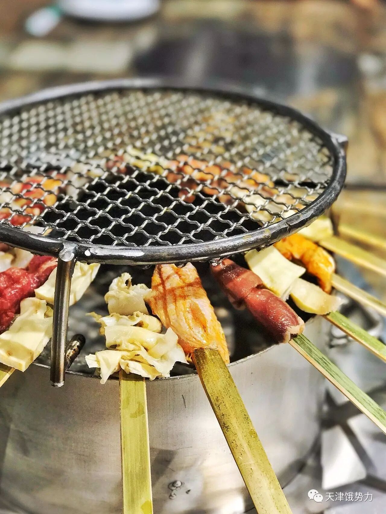 饿大金链子小手表围着地炉吃烧烤等会儿地炉是个嘛来木生火烤肉就知道