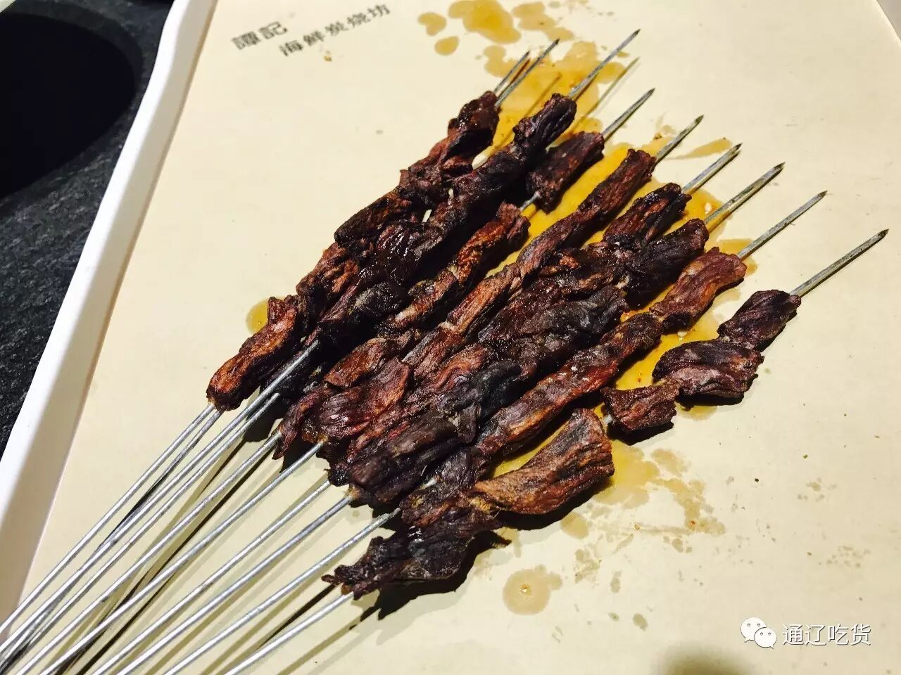 干巴肉其实非常像把牛肉干烤了一遍,吃起来没有那么腻腻的,但香的程度