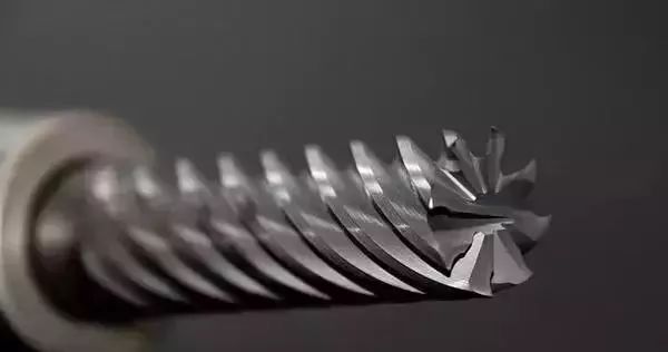 老钳工总结钻孔步骤、提高钻孔精度的方法的图1