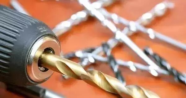 老钳工总结钻孔步骤、提高钻孔精度的方法的图2