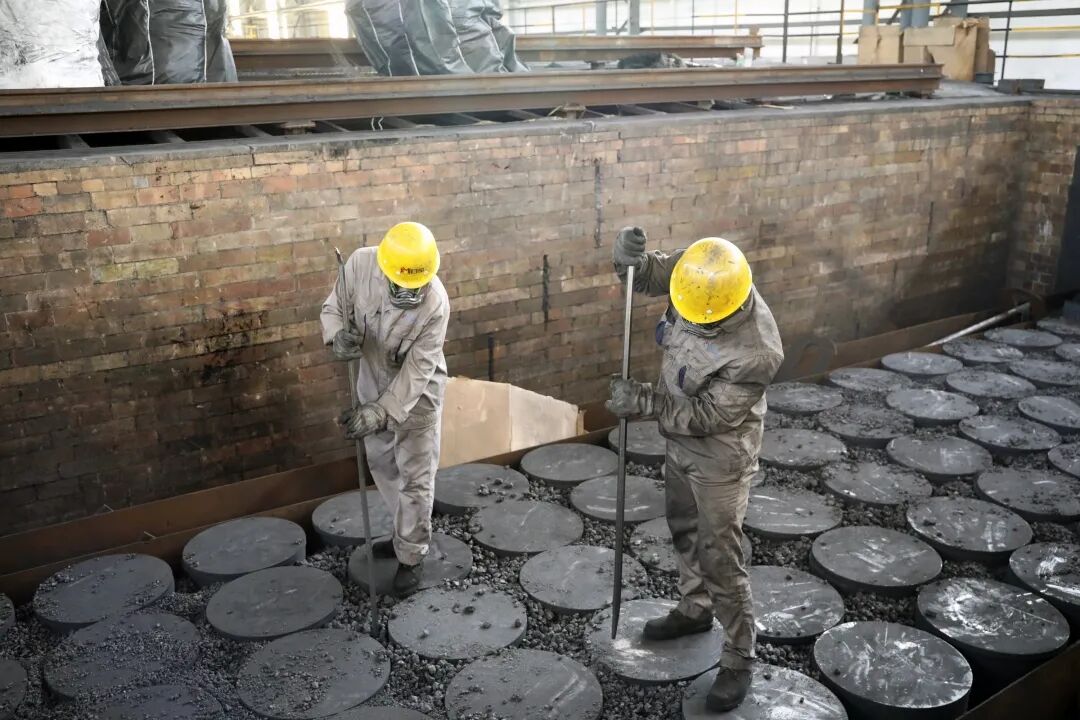 了解到,工人们将原材料准备好后,会装入至坩埚中,再送入艾奇逊炉内