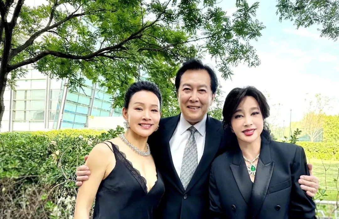 唐国强夫妇近况曝光!与刘晓庆搂抱合影,壮丽当众跪谢田华引热议