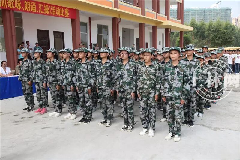 校花校草扎堆,上林县民族中学新生军训阅兵!