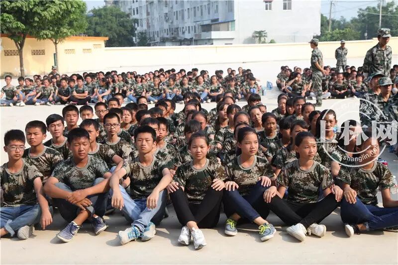 校花校草扎堆,上林县民族中学新生军训阅兵!