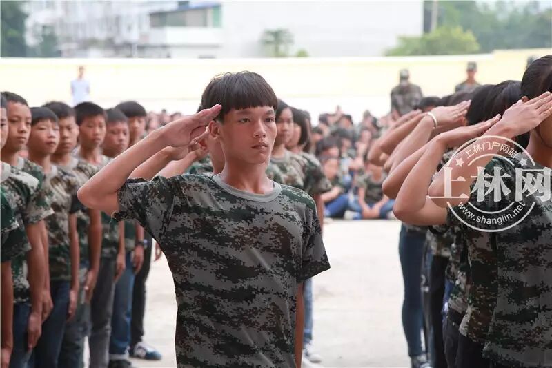 校花校草扎堆,上林县民族中学新生军训阅兵!