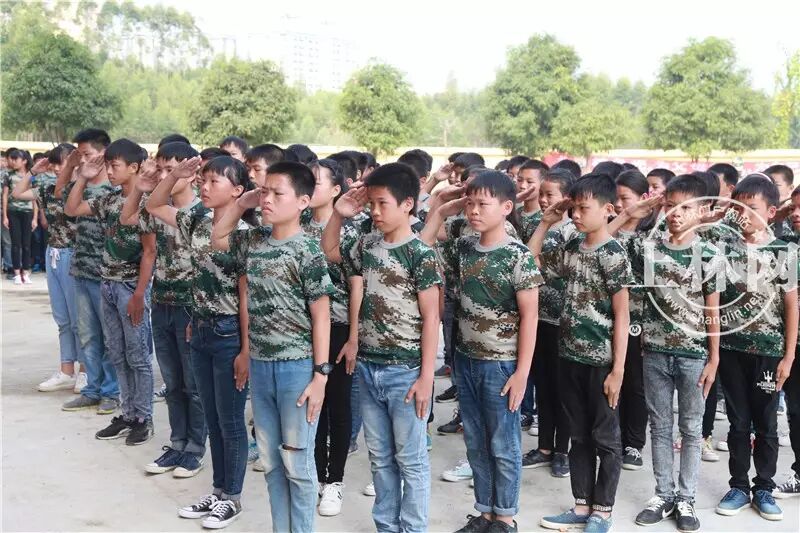 校花校草扎堆,上林县民族中学新生军训阅兵!