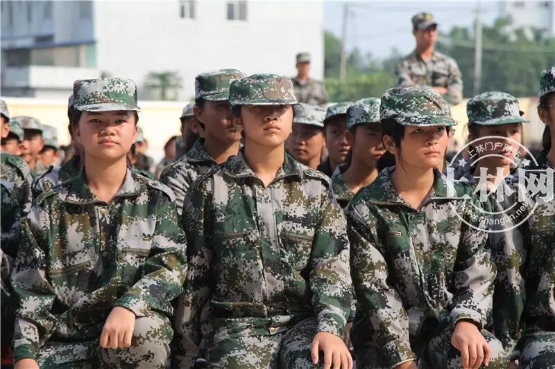 校花校草扎堆,上林县民族中学新生军训阅兵!