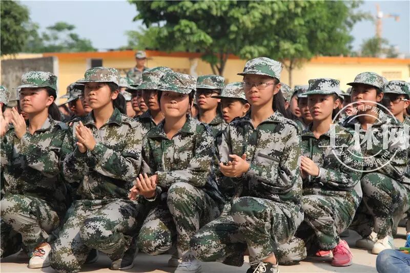 校花校草扎堆,上林县民族中学新生军训阅兵!