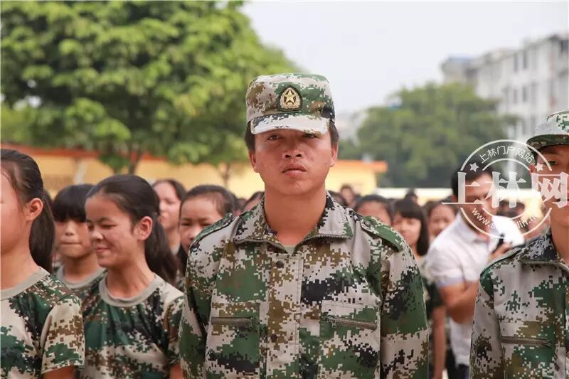 校花校草扎堆,上林县民族中学新生军训阅兵!