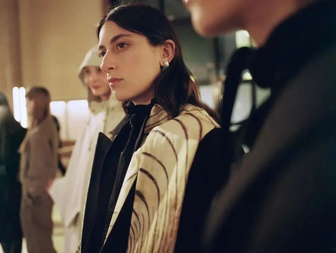 艺术与设计 - sarah linh tran | 神仙眷侣身后的"氛围感"美人