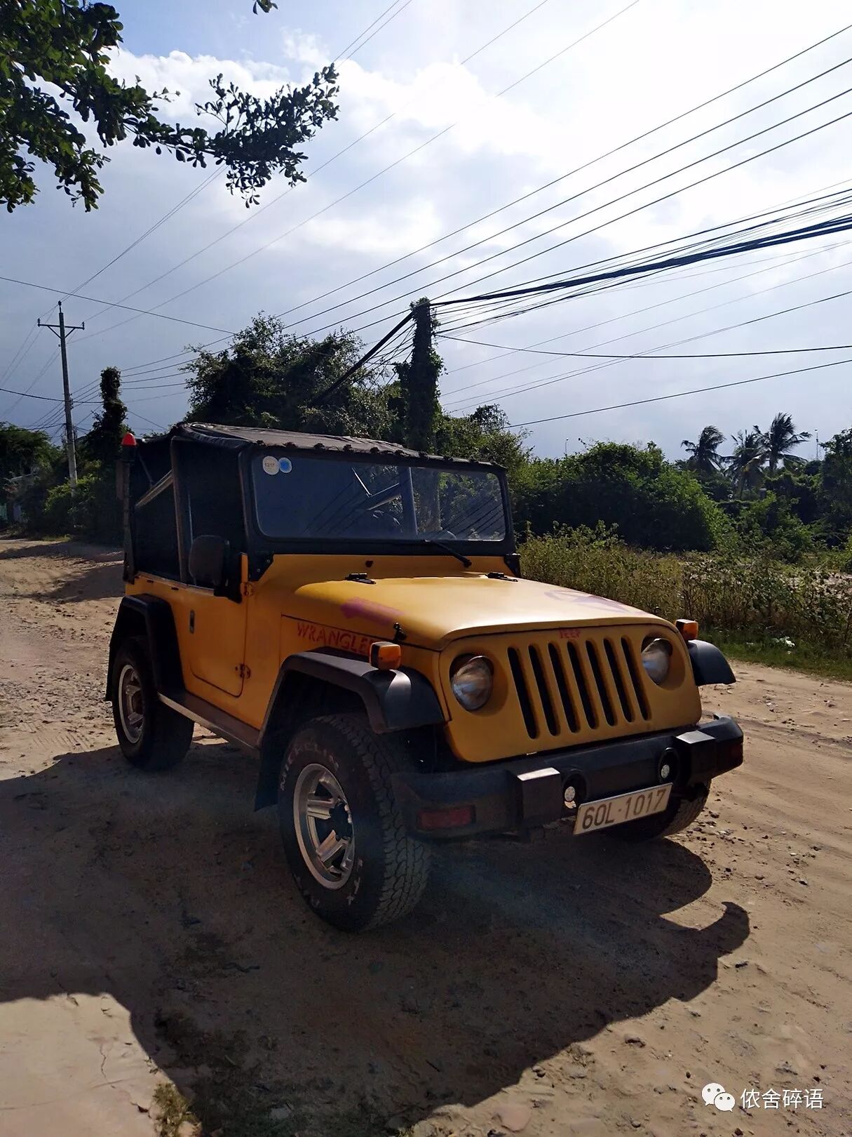 从仙女溪回住处,送我们俩的,是这辆黄色吉普,觉得它很漂亮!