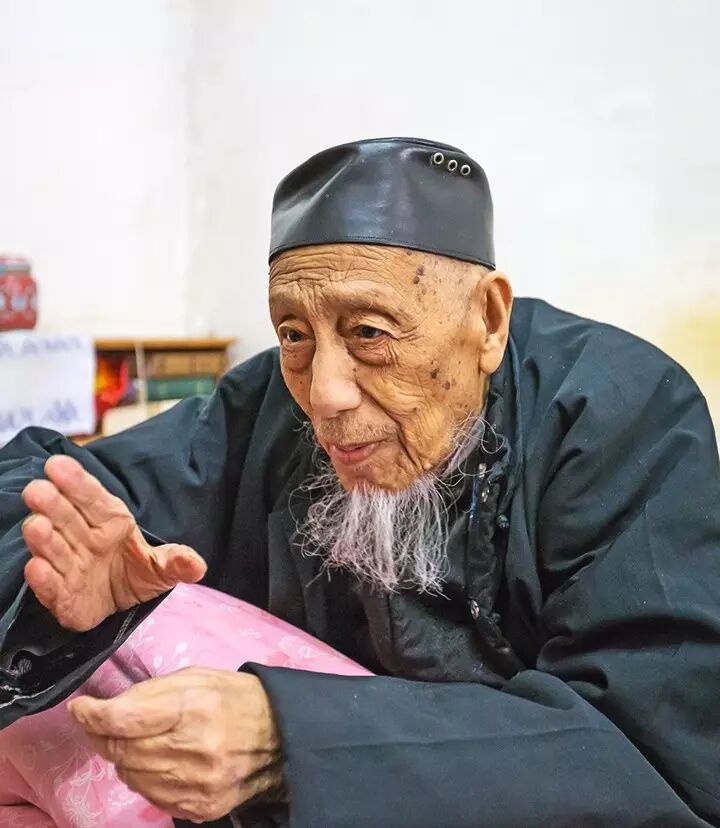 李殿君老阿訇李殿君出生于一个虔诚的穆斯林家庭,自幼在本村私塾学习