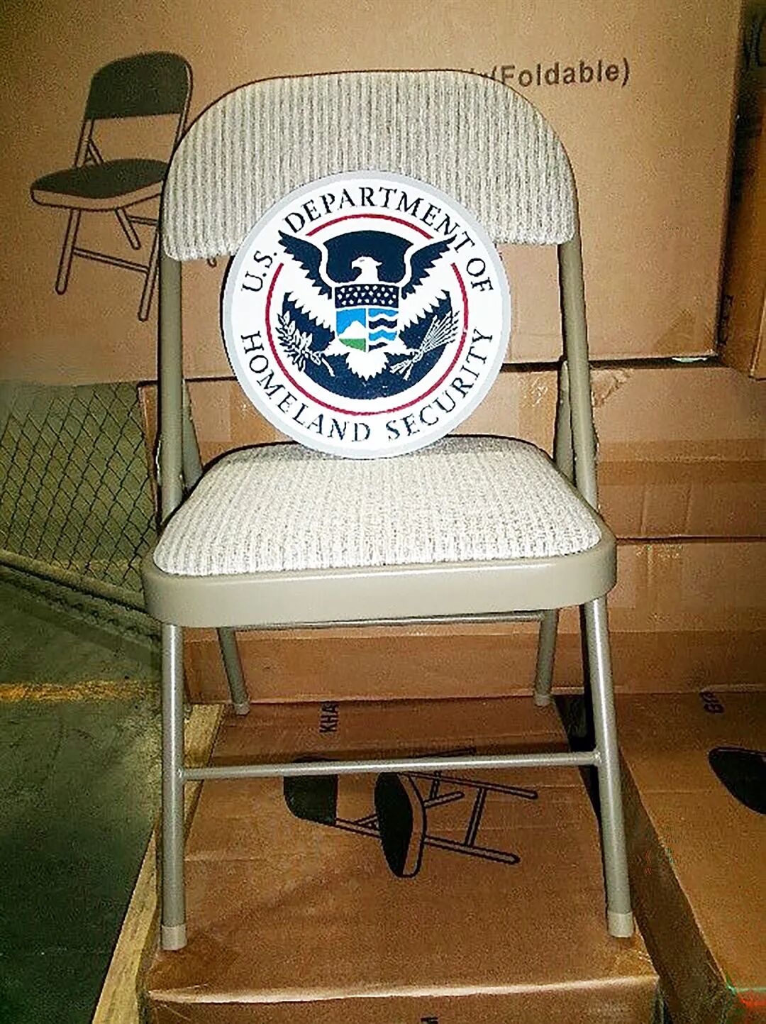 CBP 查扣的违反易燃织物法的折叠椅