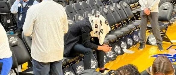 勇士赢球克莱成最沮丧的人，干坐20分+毛巾捂头，太难受了啊