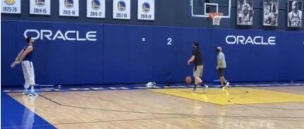 好起来了！克莱三分训练弹无虚发，勇士队内训练库里、追梦、一哥经典连线